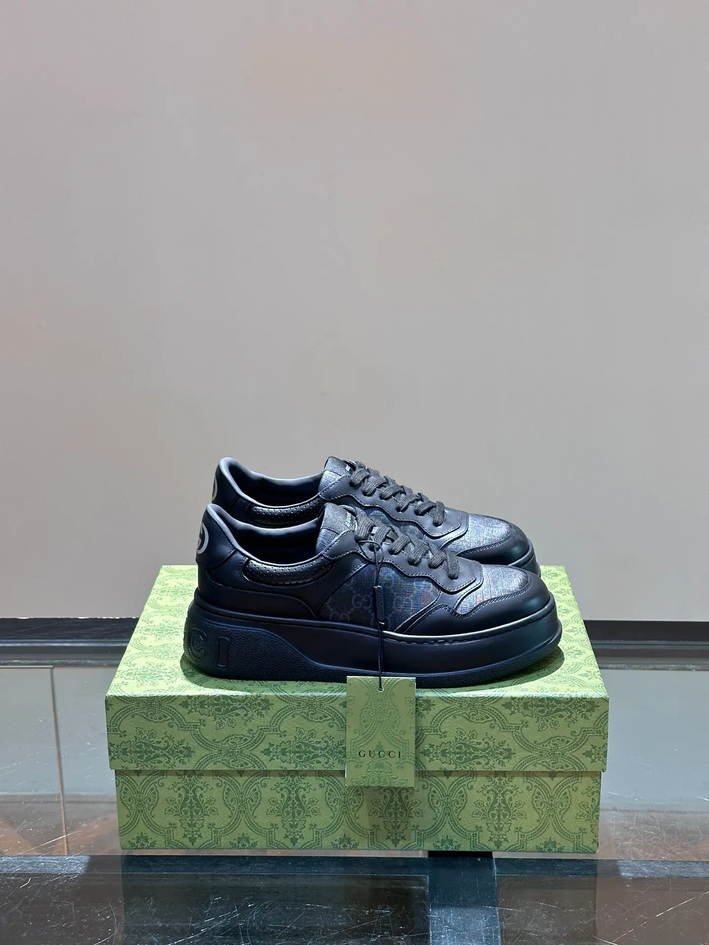 P640 Gucci men's thick-soled biscuit shoe sneakers. This sneaker adopts a thick-soled structure and cleverly uses the three elements of appearance design, color matching and material to show a retro style. The shoes are made of Demetra, a black sustainable material containing at least 70% renewable plant raw materials (viscose fiber, wood pulp, bio-based polyurethane), with a rubber sole. The Gucci web print adds a signature touch to this piece. Thick soles add 5cm to your height and instantly enhance your aura when worn!  Size: 38-44 (38 45 customized)